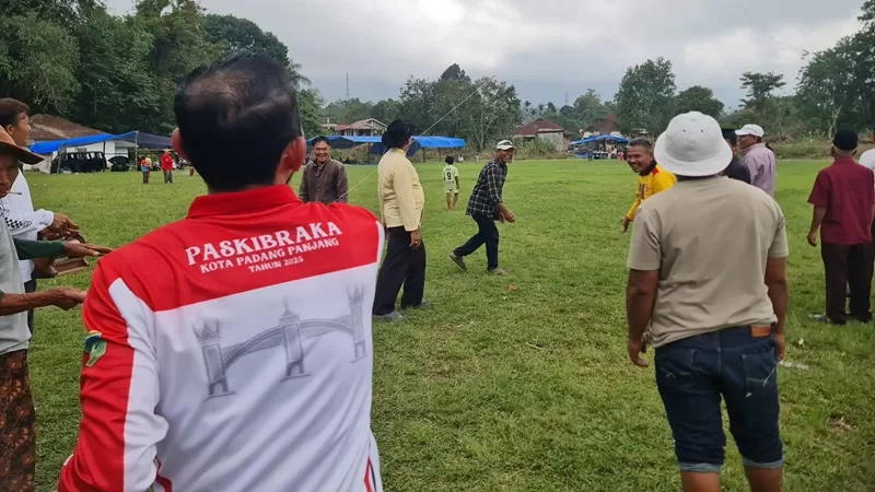  Langit di atas Lapangan Gunung Sejati, Kelurahan Ganting, Kecamatan Padang Panjang Timur (PPT), dipenuhi layang-layang beraneka warna saat ratusan peserta mengikuti Perlombaan Layang-Layang Baradaik se-Pabasko, Minggu (21/6/2026). (Foto: Pemko Padang Panjang)