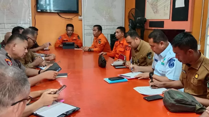 Rapat Evaluasi Tanggap Darurat Bencana yang melibatkan unsur Forkopimda, perangkat daerah, camat, wali nagari, serta PDAM. Rapat berlangsung di Aula Kantor BPBD Lima Puluh Kota, Payakumbuh, pada Senin (22/6/2026). (Foto: Pemkab Lima Puluh Kota)