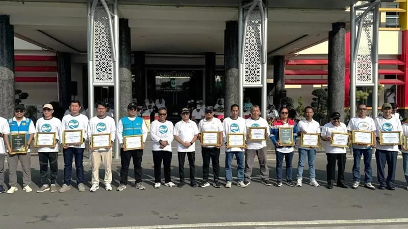 Puncak peringatan HLH Sedunia tingkat Provinsi Sumatera Barat digelar melalui apel gabungan lintas instansi di halaman Kantor Gubernur Sumbar, Minggu (14/6/2026). (Foto: Pemprov Sumbar)