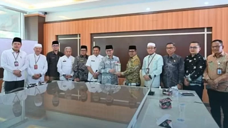 Kunjungan kerja Wakil Bupati Pesisir Selatan, Risnaldi Ibrahim, bersama jajaran ke Pemerintah Kota Bukittinggi. Kunjungan itu diterima langsung oleh Wakil Wali Kota Bukittinggi, Ibnu Asis, di ruang rapat lantai 3 Kantor Balaikota Bukittinggi, Jumat (12/6/2026).