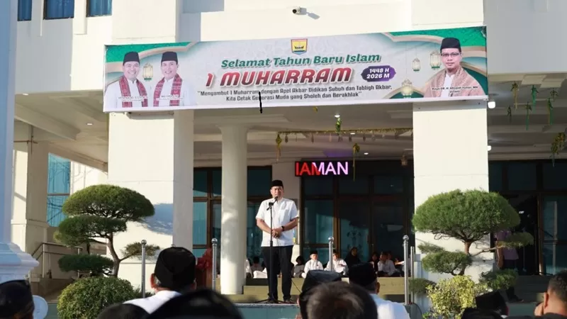 Pemerintah Kota Pariaman menggelar Tabligh Akbar dan Apel Akbar Didikan Subuh dalam rangka memperingati Tahun Baru Islam 1 Muharram 1448 Hijriah atau 2026 Masehi. Kegiatan tersebut berlangsung di Halaman Balaikota Pariaman, Selasa (16/6/2026). (Foto: Pemko Pariaman)