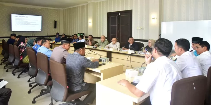 Bupati Padang Pariaman John Kenedy Azis saat menerima kunjungan silaturahmi rombongan tokoh masyarakat Nagari Katapiang di Kantor Bupati Padang Pariaman, Senin (1/6/2026). (Foto: Pemkab Padang Pariaman)