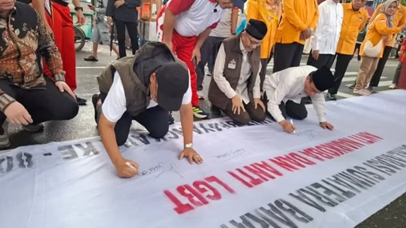  Gerakan Subuh Berjamaah dan Sumatera Barat Bebas dari Narkoba yang digelar di Masjid Raya Syekh Khatib Al-Minangkabawi, Minggu (21/6/2026). (Foto: Pemprov Sumbar)
