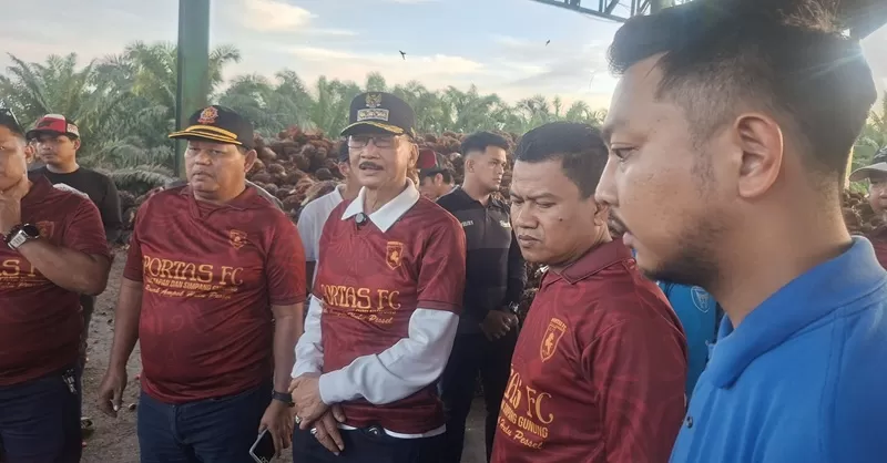 Bupati Pesisir Selatan Hendrajoni melakukan inspeksi lapangan ke Pabrik Kelapa Sawit (PKS) Kemilau Permata Sawit Lestari di Kecamatan Basa Ampek Balai Tapan, Senin (01/06/2026). (Foto: Pemkab Pessel)