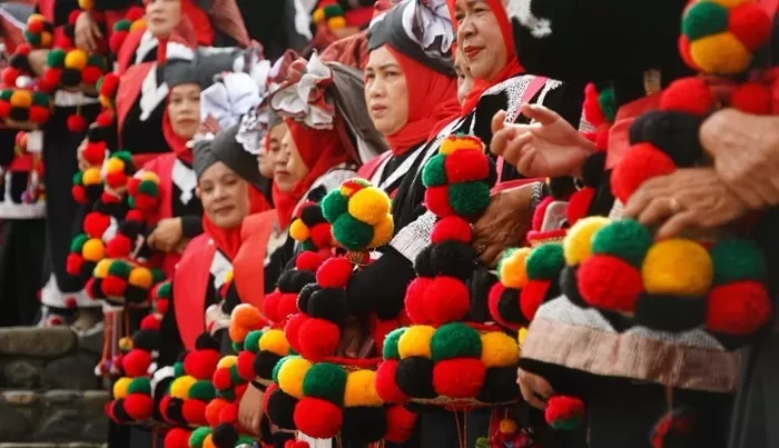  Penampilan sekitar 180 Baju Milik dari Nagari Padang Magek, Kecamatan Rambatan, menjadi salah satu atraksi yang paling menyita perhatian saat pembukaan Festival Minangkabau 2026 di Istano Basa Pagaruyung, Kamis (25/6/2026). (Foto: Pemkab Tanah Datar)