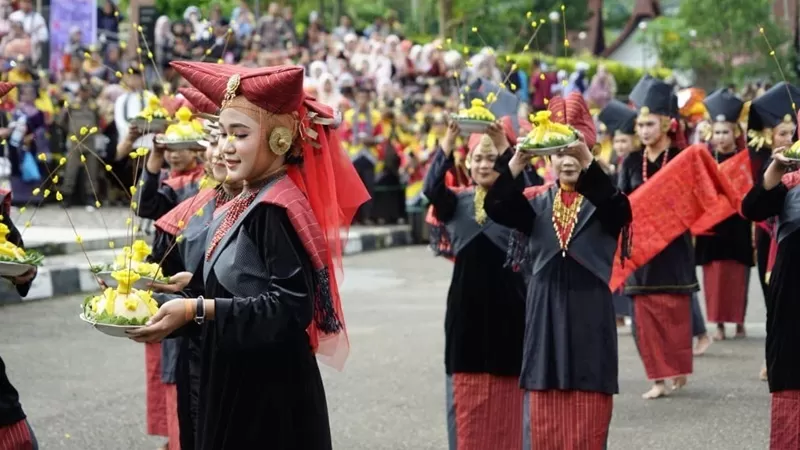 Pemerintah Kabupaten Tanah Datar kembali menggelar Festival Minangkabau (FM) 2026 sebagai ajang pelestarian budaya sekaligus sarana promosi pariwisata daerah, Kamis (25/6/2026). (Foto: Pemkab Tanah Datar)