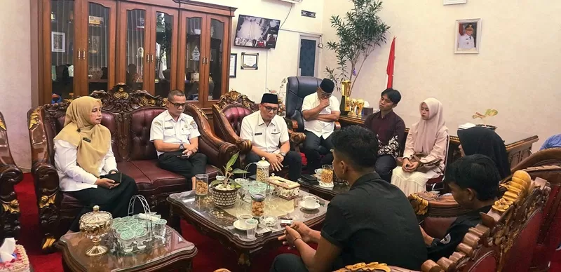 Audiensi antara perwakilan mahasiswa dan Pemerintah Kabupaten Pasaman Barat (Pasbar) di Ruang Kerja Bupati Pasbar, Rabu (3/6/2026).  (Foto: Pemkab Pasbar)