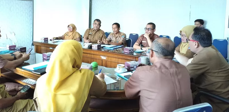 Rapat Koordinasi Monitoring dan Evaluasi (Monev) pelaksanaan kegiatan TKD yang dipimpin Sekretaris Daerah Pasaman Barat, Doddy San Ismail, di Ruang Rapat Sekda, Senin (8/6/2026). (Foto: Pemkab Pasbar)