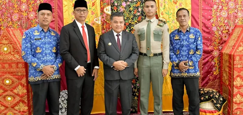 Ahmad Alfatih bersama Kepala Badan Kesatuan Bangsa dan Politik (Kesbangpol) Agam, Bambang Warsito, Kepala Bidang Ideologi, Wawasan Kebangsaan dan Ketahanan Ekonomi Badan Kesbangpol Agam, Aktoin Naipospos, serta Kepala SMA Negeri Agam Cendekia, Yendry Putra, menemui Bupati Agam di Lubuk Basung, Senin (1/6/2026). (Foto: Pemkab Agam)