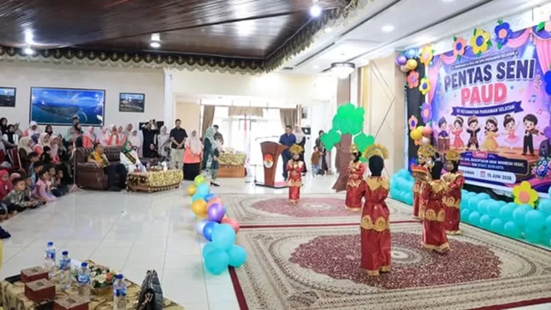 Sebanyak 250 siswa Pendidikan Anak Usia Dini (PAUD) se-Kecamatan Pariaman Selatan memeriahkan Pentas Seni PAUD yang digelar di Balairung Rumah Dinas Wali Kota Pariaman, Sabtu (13/6/2026).  (Foto: Pemko Padang Panjang)
