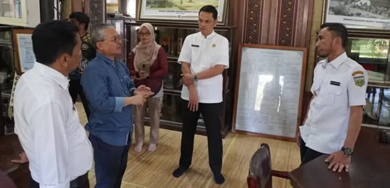 Kepala Perpustakaan Nasional (Perpusnas) Republik Indonesia, Endang Aminudin Aziz, mendorong optimalisasi kawasan Pusat Dokumentasi dan Informasi Kebudayaan Minangkabau (PDIKM) sebagai pusat kegiatan literasi, pendidikan, dan kebudayaan yang mampu menarik partisipasi masyarakat secara luas. (Foto: Pemko Padang Panjang)