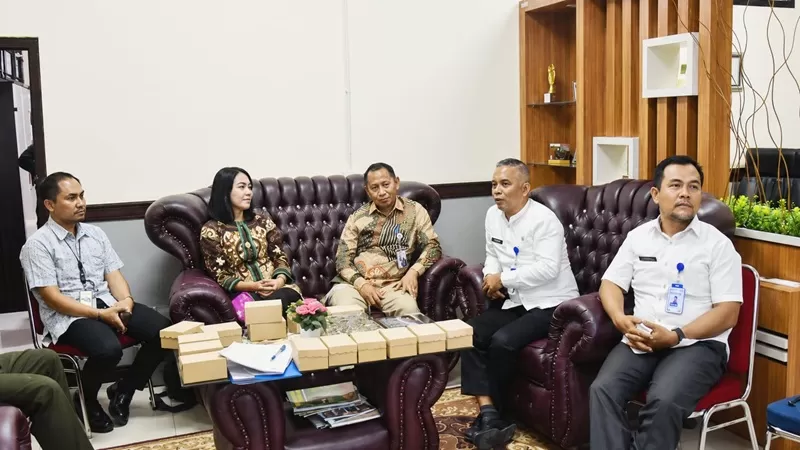 Rapat koordinasi yang digelar pada Jumat (19/6/2026) di Ruang Rapat Dinas Komunikasi dan Informatika Kabupaten Padang Pariaman. Rapat tersebut dihadiri unsur pemerintah daerah, TVRI Sumatera Barat, serta berbagai pihak terkait yang akan terlibat dalam mendukung kesuksesan acara. (Foto: Pemkab Padang Pariaman)