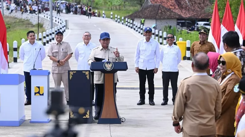 Presiden Prabowo Subianto meresmikan 1.151 kilometer jalan daerah hasil pelaksanaan Instruksi Presiden Jalan Daerah (IJD) yang tersebar di berbagai wilayah Indonesia. Peresmian dipusatkan di Ruas Kedungdung–Bringkoning, Desa Lar Lar, Kabupaten Sampang, Jawa Timur, Selasa (23/6/2026). (Foto: Setneg)