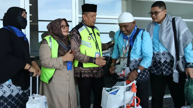 Suasana haru dan penuh kebahagiaan mewarnai kedatangan jemaah haji Kloter 13 Debarkasi Padang di Bandara Internasional Minangkabau (BIM), Kamis (18/6/2026). (Foto: Kemenhaj Sumbar)