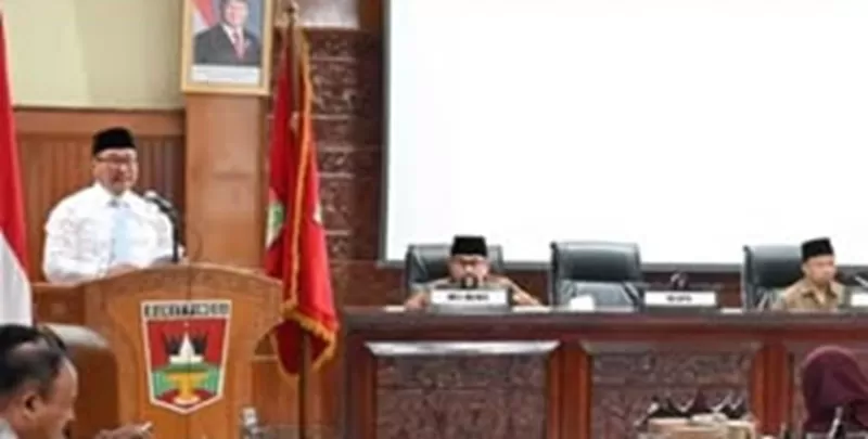 Wako Bukittinggi Ramlan Nurmatias  dalam rapat paripurna DPRD Kota Bukittinggi yang digelar di Gedung DPRD Bukittinggi, Selasa (9/6/2026). (Foto: Pemko Bukittinggi)