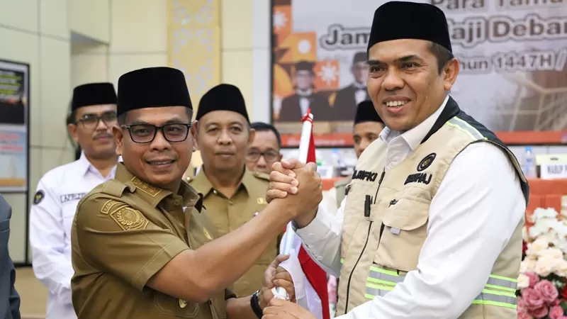 Wakil Bupati Pesisir Selatan, Risnaldi, saat menghadiri penyambutan jemaah haji Kloter 11 Debarkasi Padang di Asrama Haji Embarkasi/Debarkasi Padang, Senin (15/6/2026). (Foto: Kemenhaj)
