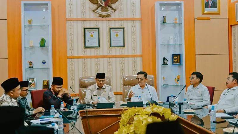 Bupati Solok Selatan H. Khairunas saat melakukan audiensi dengan Kepala Kantor Wilayah Kementerian Agama Sumatera Barat di Padang, Rabu (10/6/2026). (Foto: Pemkab Solsel)