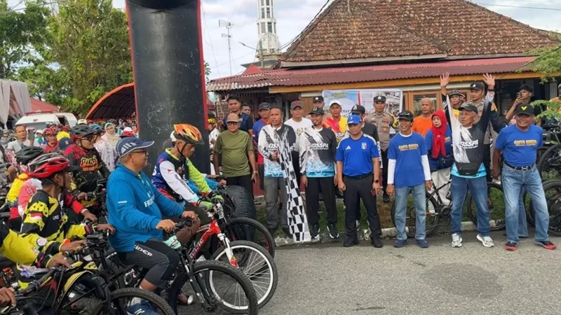 Ribuan anggota komunitas sepeda dari berbagai daerah di Pulau Sumatera memadati Kota Pariaman untuk mengikuti Gowes Amal Fun & Adventure (GAFA) yang digagas Komunitas Sepeda Sehat Pariaman (KOSSPA), Minggu (21/6/2026). (Foto: Pemko Pariaman)