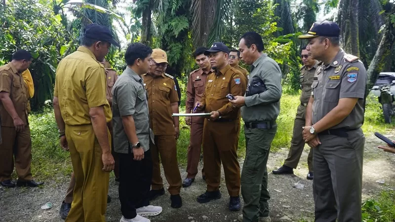  Bupati Pasaman Barat Yulianto bersama Anggota DPRD Provinsi Sumatera Barat Ade Putra dan sejumlah organisasi perangkat daerah (OPD) meninjau lahan milik pemerintah daerah di Muara Kiawai, Kecamatan Gunung Tuleh, Senin (15/6/2026). (Foto: Pemkab Pasbar)