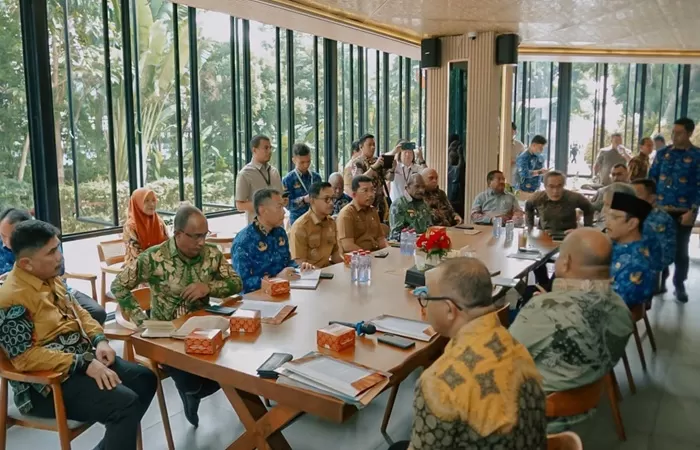Bupati Solok Selatan H. Khairunas saat melakukan audiensi dengan Menteri Sosial Saifullah Yusuf di Jakarta, Senin (29/6/2026). (Foto: Pemkab Solsel)