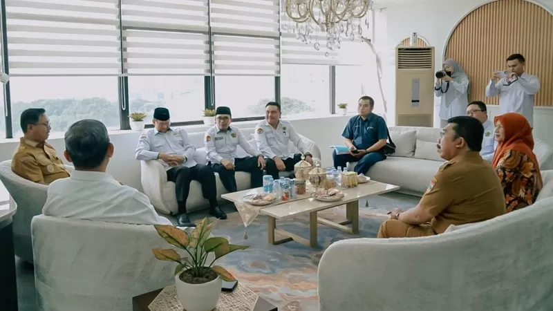 Bupati Solok Selatan H. Khairunas bersama jajaran Pemerintah Kabupaten Solok Selatan melakukan pertemuan dengan Direktur Jenderal Pendidikan Islam Kementerian Agama, Prof. Dr. H. Suyitno, di Jakarta, Senin (29/6/2026). (Foto: Pemkab Solsel)