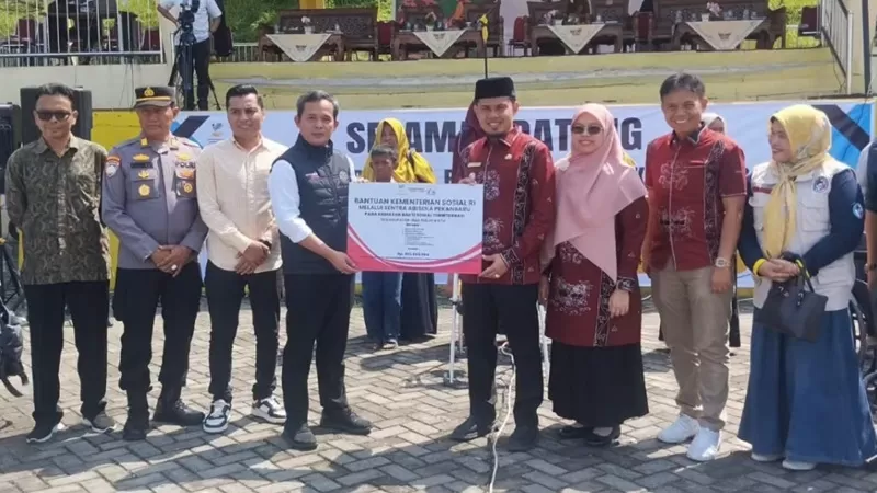 Pemerintah Kabupaten Limapuluh Kota bersama Balai Sentra Abiseka Kementerian Sosial Republik Indonesia menggelar bakti sosial berupa sunatan massal dan operasi katarak bagi masyarakat serta anak-anak dari keluarga rentan  di Ruang Terbuka Hijau (RTH) Mahkota Berlian, Kompleks Kantor Bupati Limapuluh Kota, Sarilamak, Minggu (28/6/2026). (Foto: Pemkab Lima Puluh Kota)