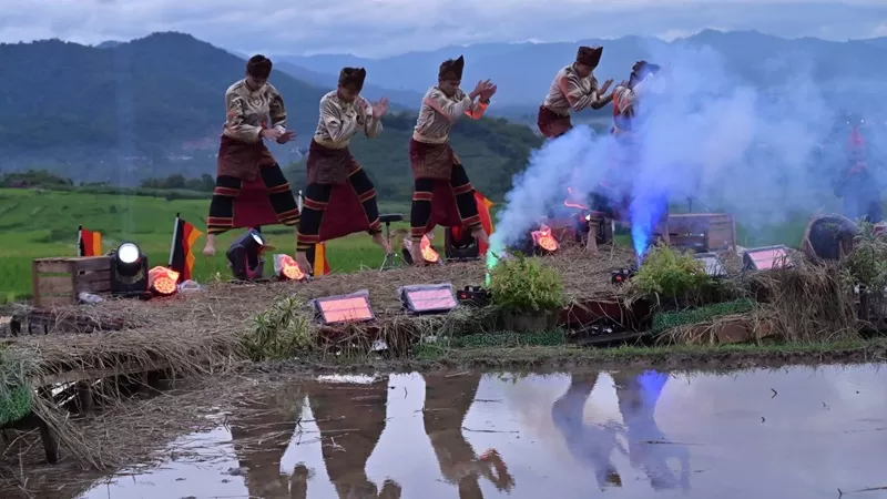  Pemerintah Kota Payakumbuh terus memperkuat sektor pariwisata dan ekonomi kreatif sebagai salah satu motor penggerak pertumbuhan ekonomi daerah. Komitmen tersebut diwujudkan melalui penyelenggaraan Selatan Sunset Festival 2026 yang digelar di kawasan Gadih Angik, Kecamatan Payakumbuh Selatan, Rabu (24/6/2026). (Foto: Pemko Payakumbuh)