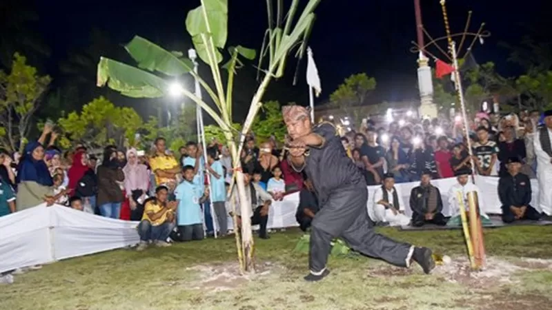 Rangkaian acara Pesona Budaya Hoyak Tabuik Piaman 2026 kembali menarik perhatian masyarakat. Salah satu prosesi penting dalam tradisi Tabuik, yakni Manabang Batang Pisang atau menebang batang pisang, tahun ini hadir dengan sejumlah perbedaan dibanding pelaksanaan sebelumnya. (Foto: Pemko Pariaman)