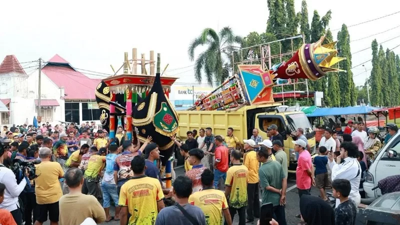 Prosesi Tabuik Naiak Pangkek kembali menjadi momen yang paling dinantikan dalam rangkaian Festival Budaya Tabuik di Kota Pariaman. Ribuan masyarakat memadati lokasi pelaksanaan prosesi yang digelar pada Minggu pagi (28/6/2026). (Foto: Pemko Pariaman)