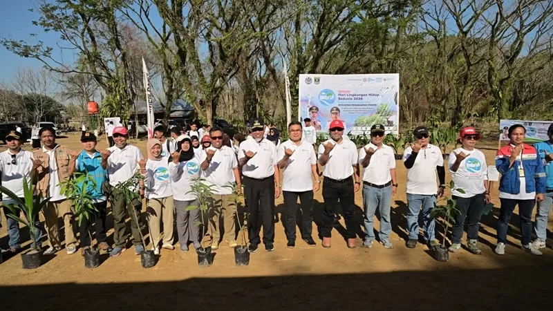 Upaya rehabilitasi lingkungan mulai dilakukan melalui aksi penanaman 1.000 pohon di kawasan Hutan Kota Malvinas yang berada di sempadan Sungai Batang Kuranji, Kota Padang, Jumat (12/6/2026).  (Foto: Pemprov Sumbar)