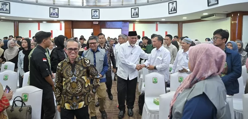 Peresmian PUSTROIB dilakukan dalam rangkaian kegiatan HK Mengajar Inspiring Leaders, penandatanganan Nota Kesepahaman Tridarma Perguruan Tinggi, Pengembangan Sumber Daya Manusia, Inovasi dan Bisnis, serta peresmian pusat studi tersebut di Convention Hall Universitas Andalas, Limau Manis, Jumat (5/6/2026). (Foto: Pemprov Sumbar)
