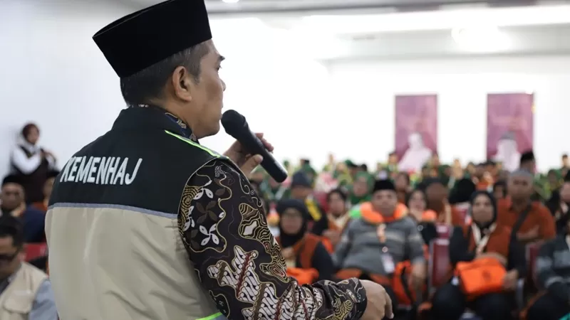 Momentum bersejarah itu ditandai dengan keberangkatan 393 jemaah umrah menuju Madinah melalui Bandara Internasional Minangkabau (BIM), Selasa (16/6/2026) dini hari. (Foto: Kemenhaj Sumbar)