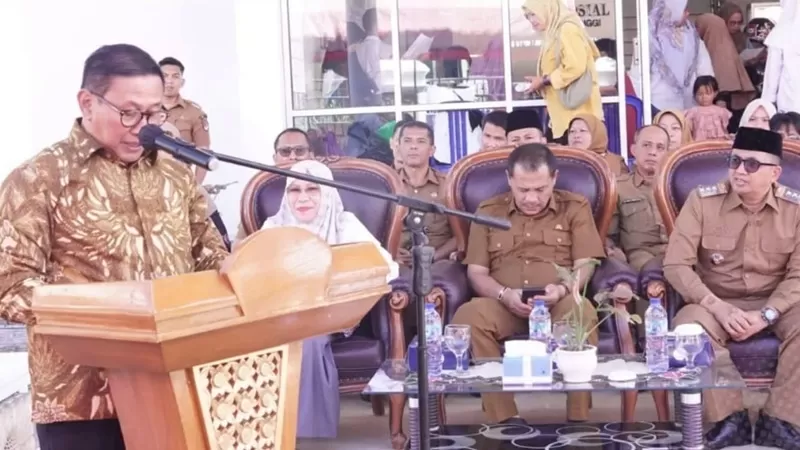 Penyerahan bantuan dilakukan secara simbolis oleh Wali Kota Bukittinggi, Ramlan Nurmatias, di halaman Kantor Dinas Sosial Kota Bukittinggi, Senin (22/6/2026). (Foto: Pemko Bukittinggi)