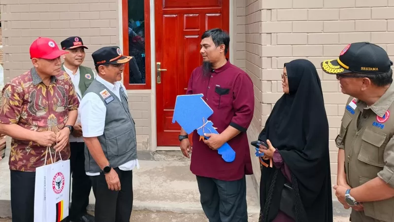 Sosialisasi pembangunan Hunian Tetap sekaligus penyerahan simbolis rumah contoh Huntap Mandiri di kawasan Huntap Nagari Pasia Laweh, Jumat (10/7/2026).
