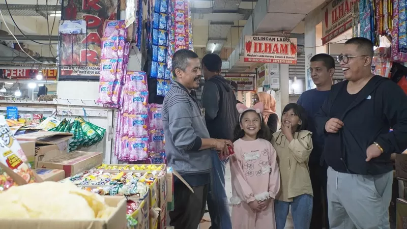 Wali Kota Padang Panjang Hendri Arnis meninjau kondisi kebersihan dan berdialog dengan para pedagang saat melakukan monitoring di kawasan Pasar Pusat Padang Panjang, Minggu (5/7/2026). (Foto: Pemko Padang Panjang)