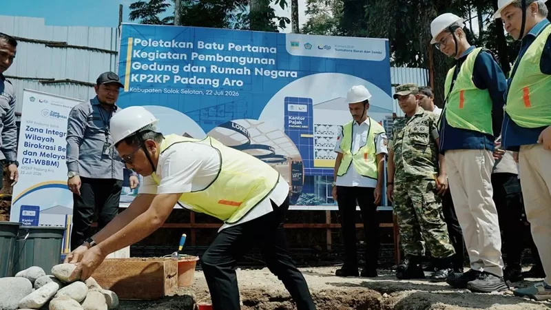 Pembangunan gedung baru Kantor Pelayanan, Penyuluhan, dan Konsultasi Perpajakan (KP2KP) Padang Aro resmi dimulai melalui prosesi peletakan batu pertama pada Rabu (22/7/2026). (Foto: Pemkab Solsel)