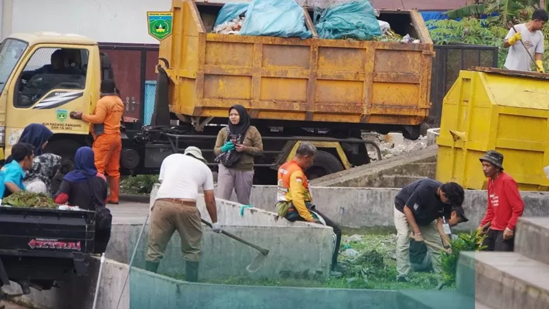 Pemerintah Kota Padang Panjang bersama Lembaga Peduli Lingkungan Hidup (LPLH) Nata Buana Lestari menggelar gotong royong membersihkan kawasan Pasar Pusat pada Sabtu (18/7/2026).  (Foto: Pemko Padang Panjang)