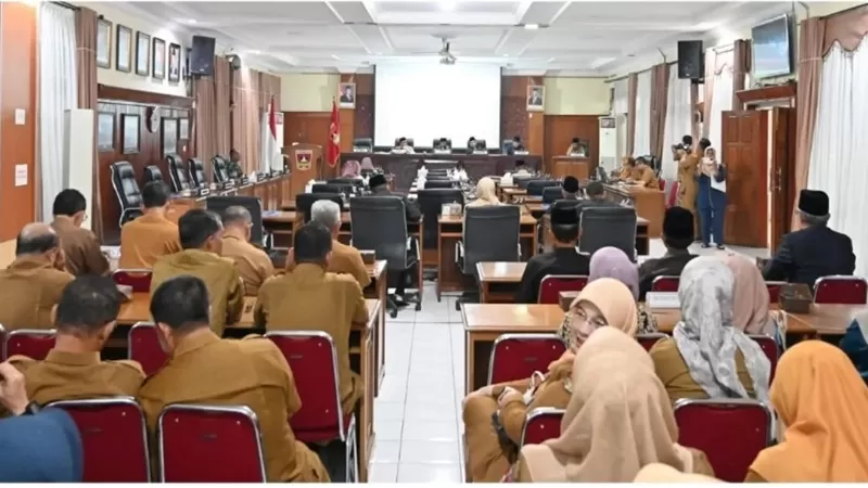 Penyampaian dua dokumen strategis dilakukan Wali Kota Bukittinggi, Ramlan Nurmatias, dalam rapat yang berlangsung di Gedung DPRD Kota Bukittinggi pada Senin (20/7/2026). 
