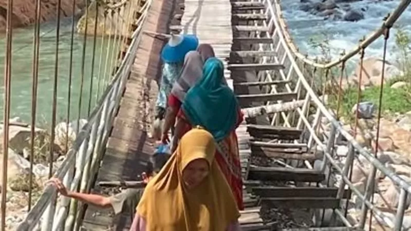 Jembatan Gantung Limau Gadang-Batu Kunik di Nagari Limau Gadang Lumpo, Kecamatan IV Jurai, Kabupaten Pesisir Selatan, semakin mendekati tahap penyelesaian. (Foto: BPJN Sumbar)