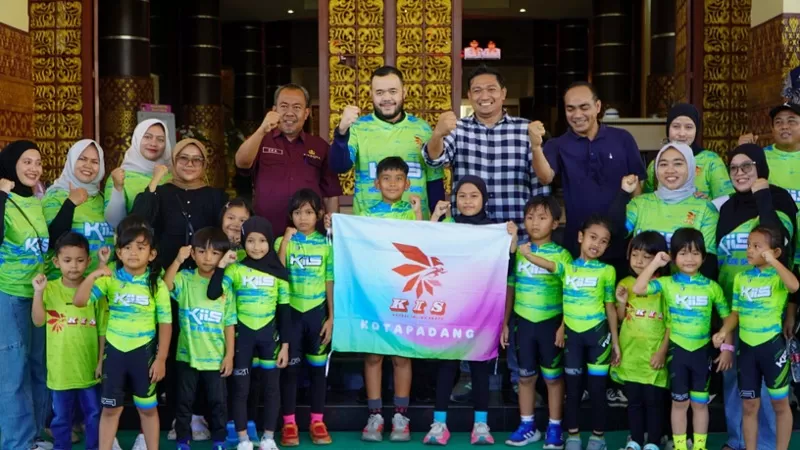 Wali Kota Padang, Fadly Amran secara resmi melepas keberangkatan 14 Atlet Kreasi Inline Skate (KIIS) Kota Padang menuju Kejuaraan Sepatu Roda Tingkat Nasional Pariaman Open 2026 Piala Wali Kota Pariaman di Lobi Balai Kota Padang, Aie Pacah, Kamis (2/7/2026) siang. (Dok. Prokopim)