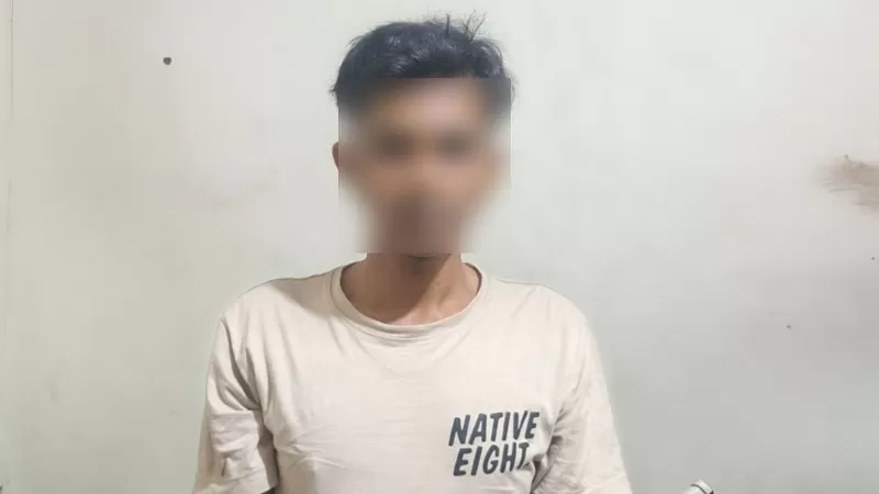 Tim Opsnal Polsek Nanggalo mengamankan tersangka MT beserta enam batang reng kayu yang diduga hasil pencurian material bangunan di Perumahan Classical City, Kota Padang. (Dok. Polsek Nanggalo)