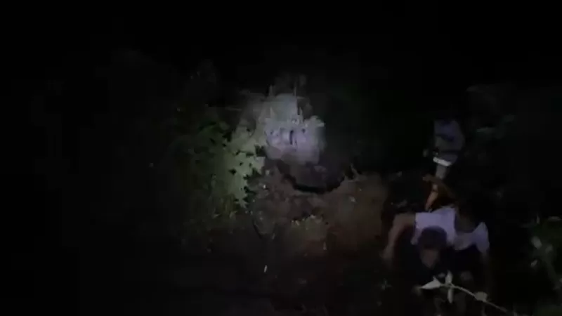 Evakuasi korban terjepit setelah mobil masuk ke jurang sedalam sekitar 80 meter di Panorama Sitinjau Lauik, Kamis (2/7/2026) malam. (Dok. Tangkapan Layar)