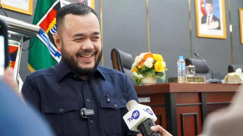 Wali Kota Padang, Fadly Amran menyampaikan nota keuangan dan Ranperda tentang Perubahan APBD Kota Padang Tahun Anggaran 2026 dalam Rapat Paripurna DPRD Kota Padang di Ruang Sidang Utama DPRD, Jumat (3/7/2026). (Dok. Prokopim)