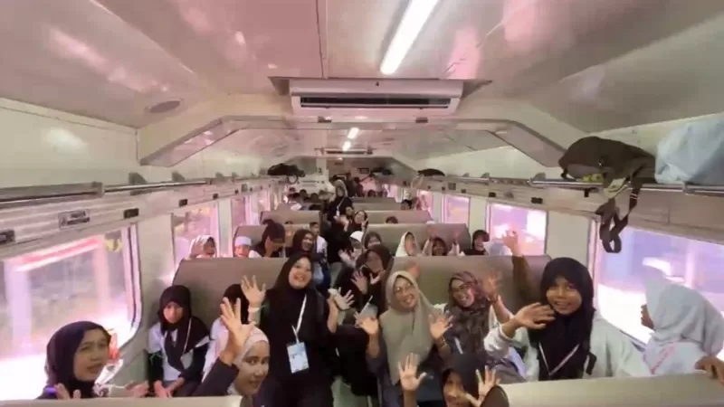 Sebanyak 170 anak yatim bersama bunda yatim mengikuti Muharram Fest yang diselenggarakan KAI Divre II Sumbar bekerja sama dengan Yayasan Abulyatama Indonesia Cabang Padang di Pantai Gandoriah, Kota Pariaman, Sabtu (4/7/2026) pagi. (Dok. KAI)