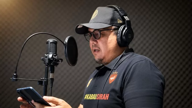 Manajer Tim Semen Padang FC, Braditi Moulevey, bersama artis Minang Dayu Koto memperkenalkan lagu Kabau Sirah sebagai penyemangat tim menghadapi Kompetisi Liga 2 musim 2026/2027. (Dok. Tim BM)