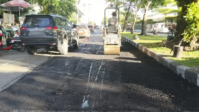 Tim Sigap OP Jalan Dinas PUPR Kota Padang melakukan penambalan jalan berlubang di sejumlah titik, termasuk Jalan Samudera dan simpang lampu merah Alai, Jumat (3/7/2026) siang. (Dok. PUPR Padang)