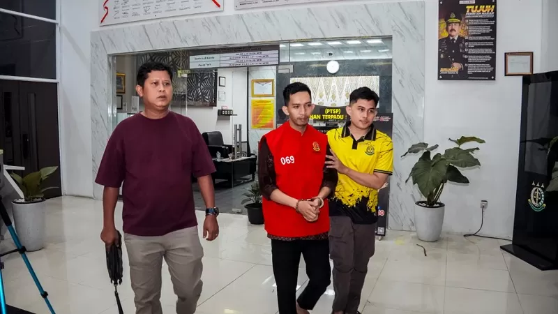 Tim Intelijen Kejaksaan Tinggi Sumatera Barat (Kejati Sumbar) menangkap Yuda Pratama alias Yudha, buronan yang masuk Daftar Pencarian Orang (DPO) Kejari Padang, di Gang Kinanti, Jalan Raden Saleh, kawasan Flamboyan, Kecamatan Padang Barat, Kota Padang pada Minggu (5/7/2026) malam. (Dok. Penkum)