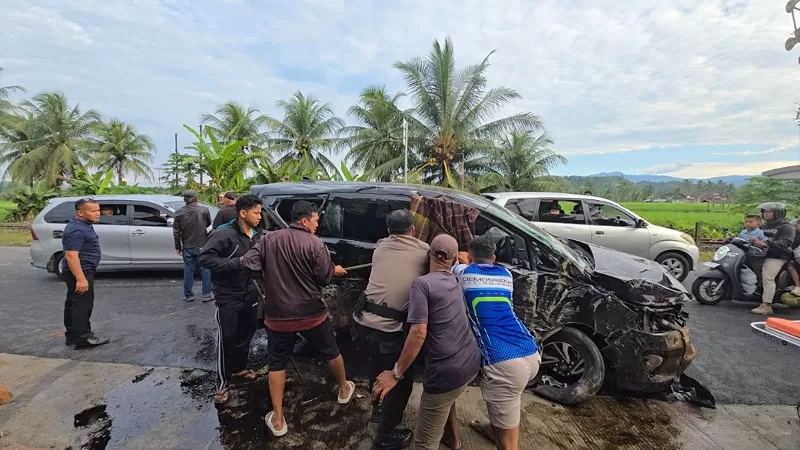Petugas melakukan penanganan di lokasi kecelakaan lalu lintas yang melibatkan Toyota Kijang Inova, Suzuki Karimun, dan sepeda motor Honda Scoopy di Jalan Padang-Bukittinggi, Jorong Pasa Laban Korong Sicincin, Kabupaten Padang Pariaman, Senin (6/7/2026) pagi. Insiden tersebut mengakibatkan satu orang meninggal dunia dan 10 orang mengalami luka-luka. (Dok. Polres Padang Pariaman)