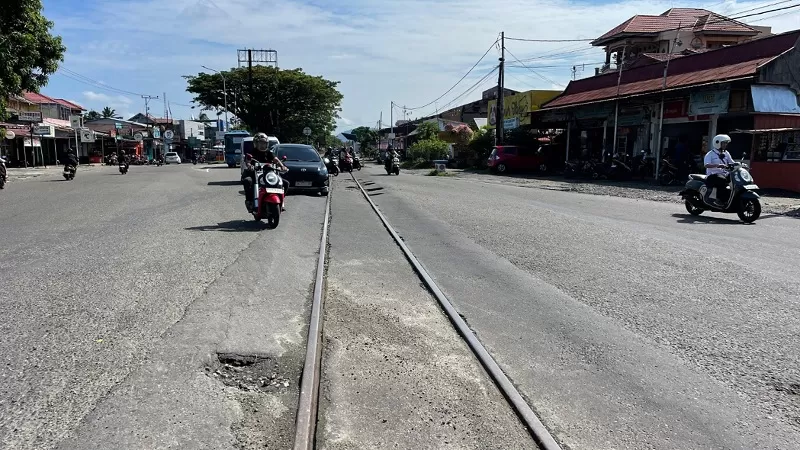 KAI Divre II Sumbar menyampaikan permohonan maaf kepada masyarakat atas kondisi jalan di Perlintasan Sebidang Lubuk Buaya serta terus berkoordinasi dengan para pemangku kepentingan untuk mempercepat peningkatan keselamatan bagi perjalanan kereta api dan pengguna jalan. (Dok. KAI)