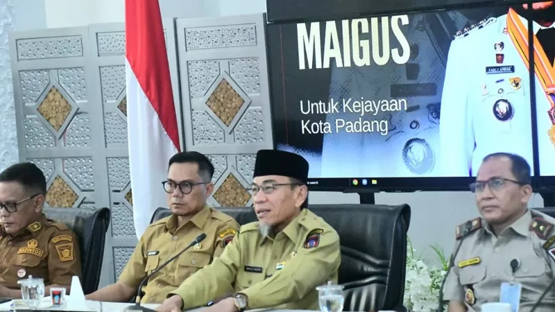 Wakil Wali Kota (Wawako) Padang, Maigus Nasir mengikuti rapat evaluasi bantuan stimulan rumah rusak pascabencana hidrometeorologi yang dipimpin Kepala BNPB secara virtual di Kediaman Resmi Wali Kota Padang, Senin (6/7/2026) siang. (Dok. Prokopim)